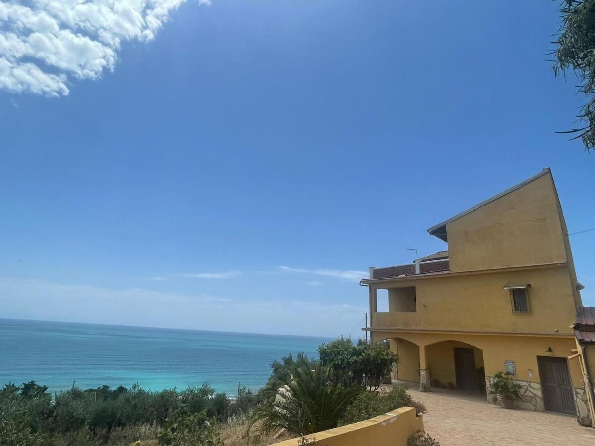 Villa Yellow House Ліката Екстер'єр фото