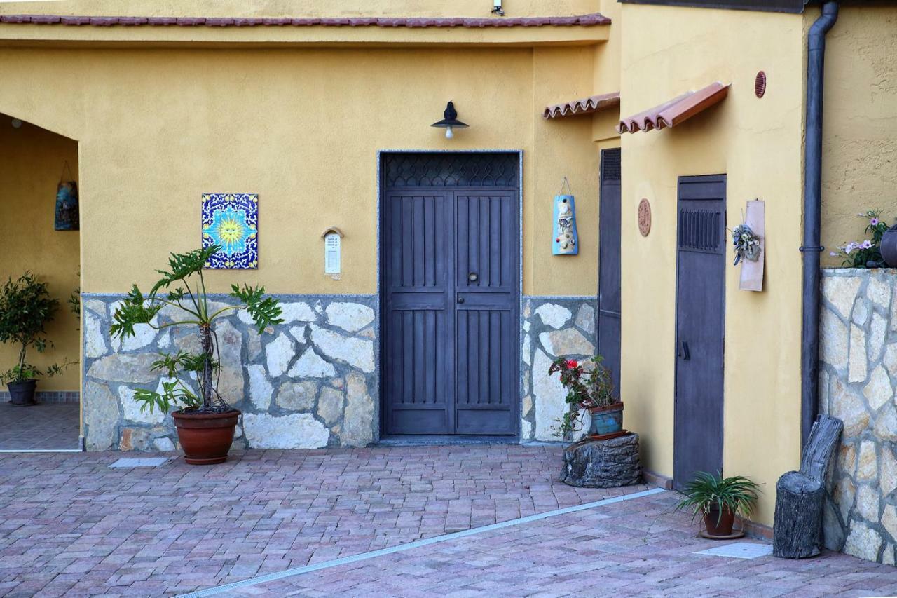 Villa Yellow House Ліката Екстер'єр фото